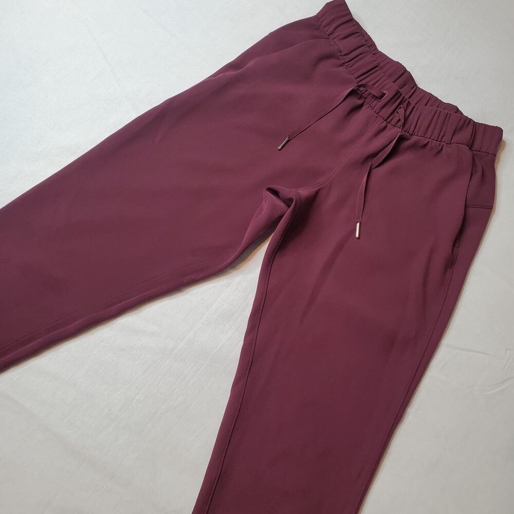 Lululemon Women's Size 6 On the Fly Woven Jogger Burgundy W5BZDS